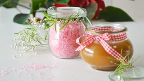 Φτιάξτε σως καραμέλας και ροζ θαλασσινό αλάτι.
