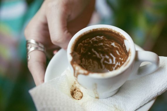 Πώς διαβάζουν το φλυτζάνι του καφέ οι ειδικοί.Τι σημαίνουν τα σύμβολα