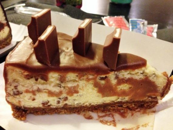 Υπέροχο cheesecake Kinder Bueno με γλάσο σοκολάτας