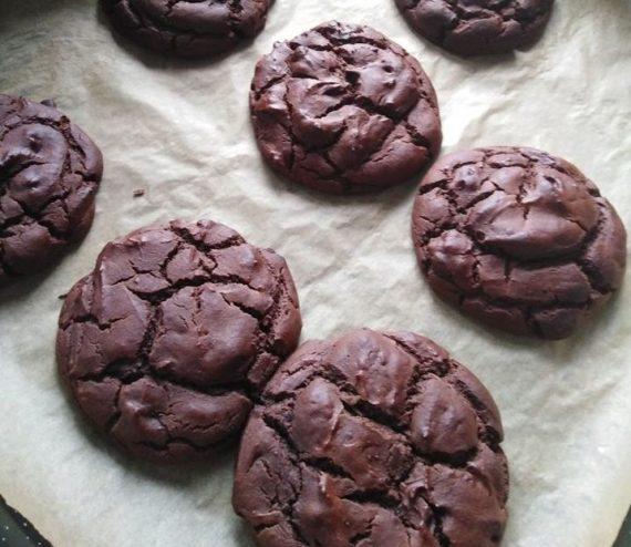 Μαλακά σοκολατένια cookies με κομμάτια λιωμένης σοκολάτας.(Νηστίσιμα)