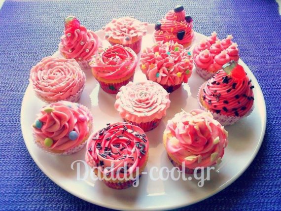 Cupcakes βανίλιας με φανταστική βουτυρόκρεμά φράουλα