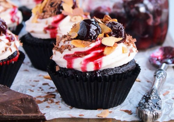 Cupcakes blackforest.Τα πιο λαχταριστά cupcakes που δοκιμάσατε ποτέ