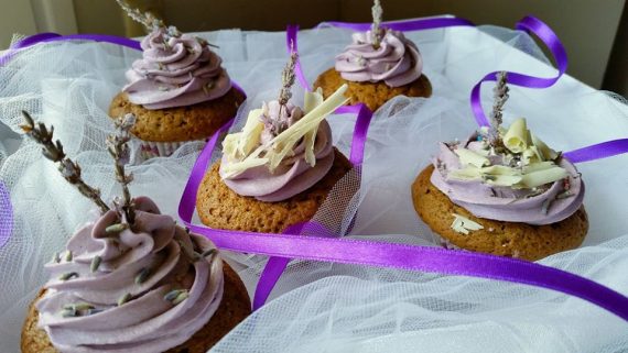 Αρωματικά Cupcakes λεβάντα με βουτυρόκρεμα λεβάντας!