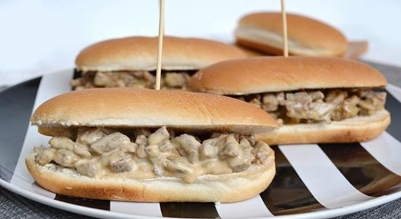 Cheesesteak ή Philly cheesesteak