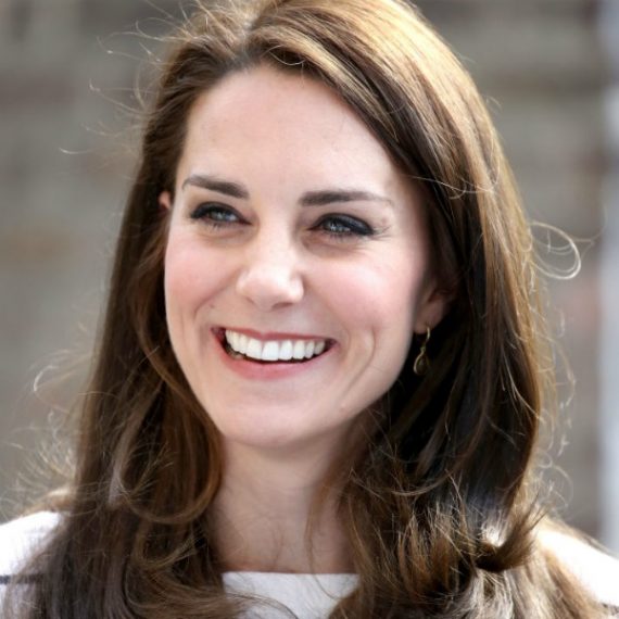 Ξεχάστε όσα ξέρατε για τα sneakers. Αυτά που φόρεσε η Kate Middleton είναι οικονομικά και είναι το νέο trend