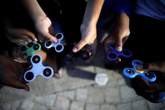 Fidget spinners: Το παιχνίδι που ξεπουλάει και έχει ξετρελάνει τα πιτσιρίκια