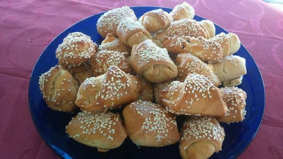 ΤΥΡΟΠΙΤΑΚΙΑ ΜΕ ΠΟΛΥ ΛΙΓΑ ΥΛΙΚΑ..Είναι τραγάνα και πολύ αφράτα!!