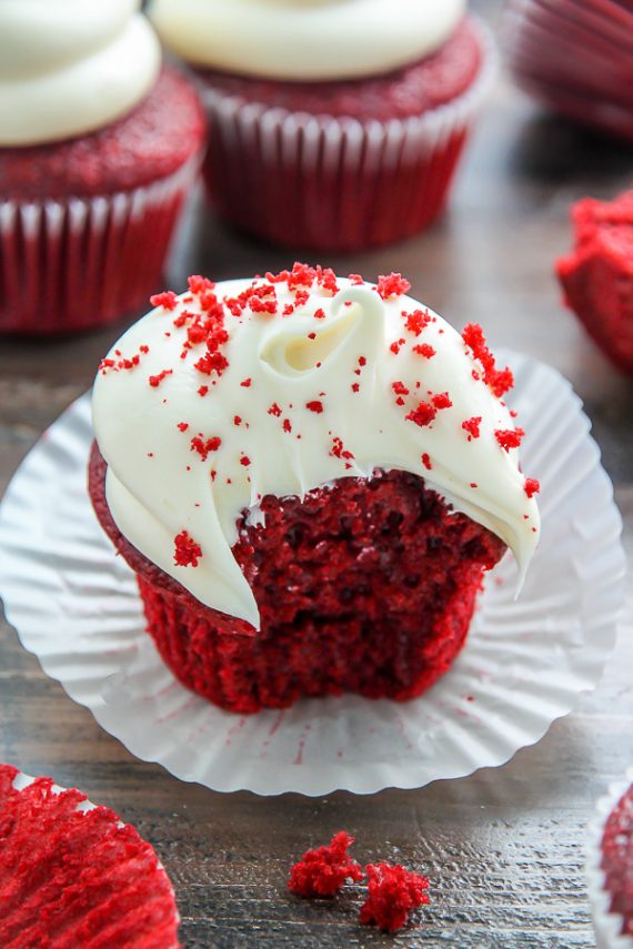 Φτιάξτε αυτά τα λαχταριστά Red Velvet Cupcakes για τις γιορτές για να ξετρελάνετε τους καλεσμένους σας