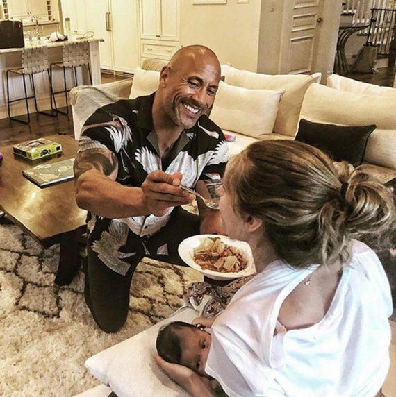 Η τρυφερή στιγμή που ο Dwayne «The Rock» Johnson ταΐζει την σύντροφό του ενώ εκείνη θηλάζει