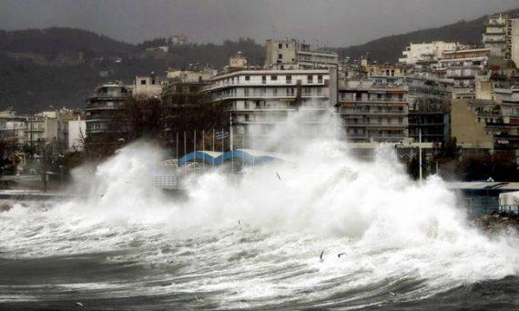 Έκτακτο δελτίο ΕΜΥ: Σαρώνει ο «Ξενοφών» - Απαγορευτικό στα λιμάνια - Ποια σχολεία θα είναι κλειστά;