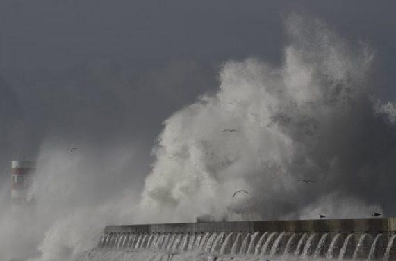 Ανέμους 12 μποφόρ και ισχυρές βροχές φέρνει ο μεσογειακός κυκλώνας