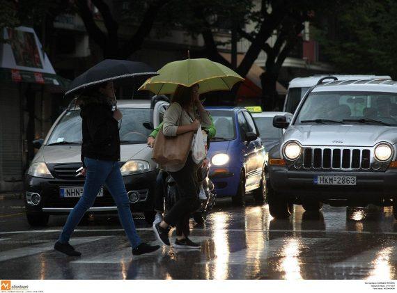 Καιρός: Η επέλαση του «Ορέστη» φέρνει χειμωνιάτικο σκηνικό- Βροχές και πτώση της θερμοκρασίας