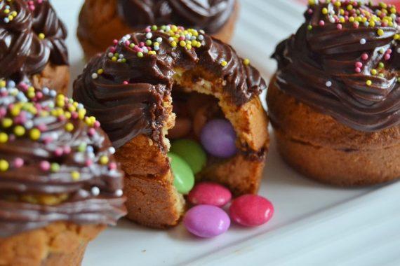 Cup cakes γεμιστά με m&ms για το παιδικό πάρτι ή τη βάφτιση!