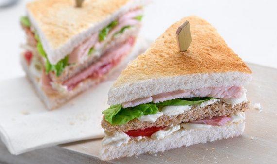 Το τέλειο κολατσιό για τα παιδιά!Ελαφρύ club Sandwich με φιλαδέλφια