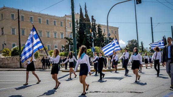 Μαθητικές παρελάσεις: Τι αλλάζει στον τρόπο που θα επιλέγονται οι σημαιοφόροι;