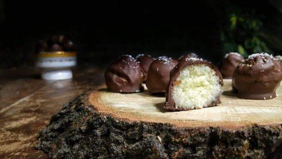 Απίθανα Τρουφάκια Survivor με ΜΟΝΟ 4 υλικά - Chocolate & Coconut Truffles