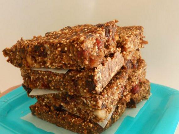 Υγιεινές μπάρες granola με δαμάσκηνα και κινόα-Granola bars with plums and quinoa