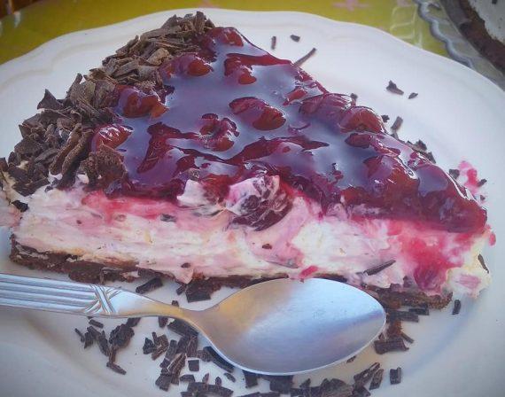 Cheesecake σαν μπλάκ φόρεστ με μπισκότα και βύσσινο