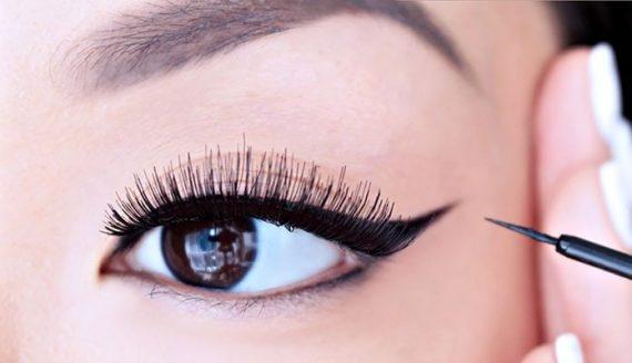 5 tips που θα σε βοηθήσουν να βάζεις eye liner (Βίντεο)