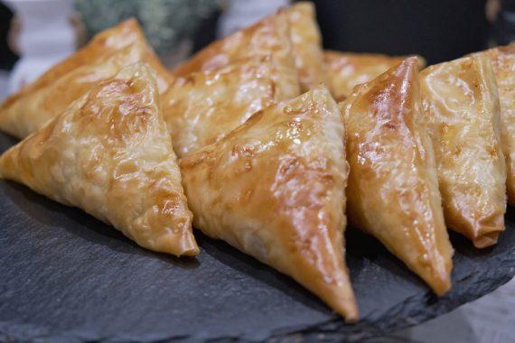 Τρίγωνα Πρασοτυροπιτάκια της Τεμπέλας-Easy Leek & feta Cheese pie