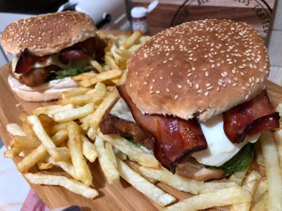 Σπιτικά burger με κοτόπουλο,μπέικον και τηγανιτές πατάτες!