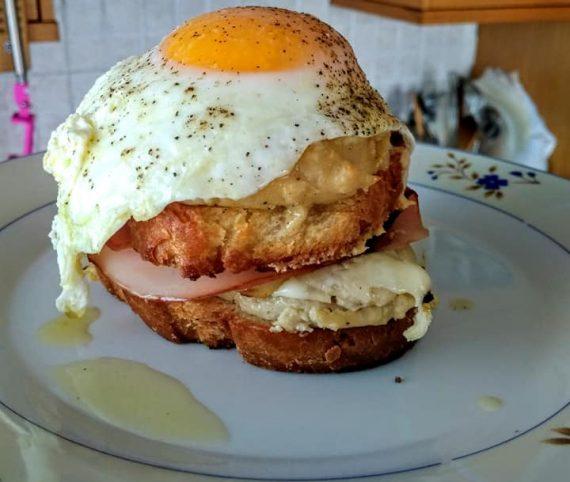 Croque madame: Το γαλλικό πρωινό με τοστ, αυγά και μπεσαμέλ