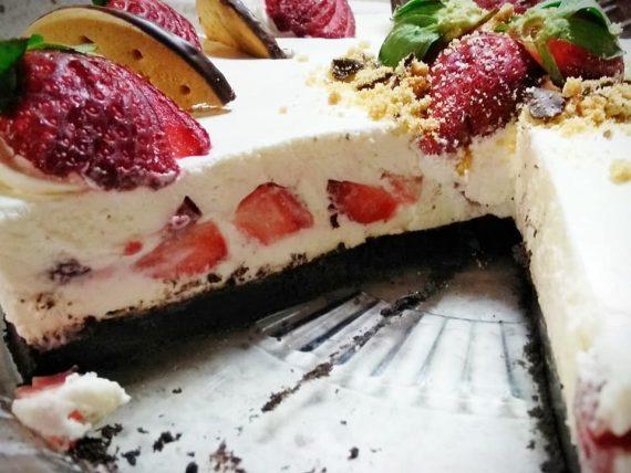 Cheesecake με λευκή σοκολάτα και φράουλες