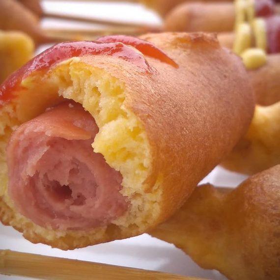 Λαχταριστά corn dogs σε ξυλάκι για το παιδικό πάρτυ!