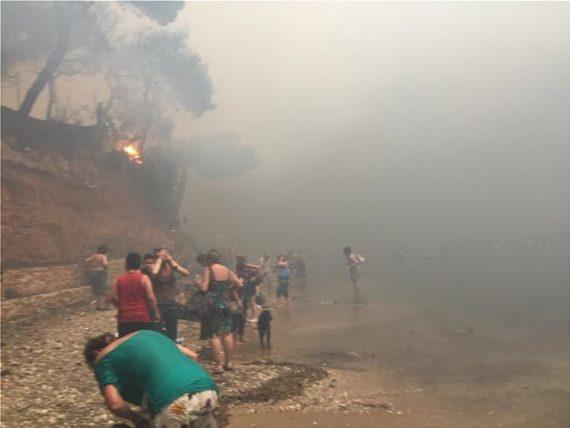 Το γράμμα του 12χρονου παιδιού που περιγράφει με ειλικρίνεια όσα βίωσε στο Μάτι "ήμασταν 5 ώρες στη θάλασσα"