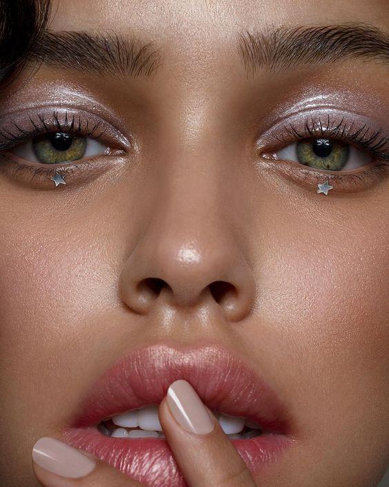 Glossy eyeshadow look: Αυτό είναι το trend του καλοκαιριού στα μάτια!