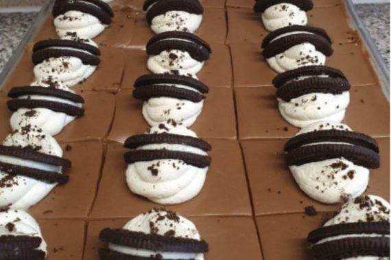 Υπέροχη πάστα ταψιού με μπισκότα Oreo, τυρί κρέμα & γλάσο σοκολάτας