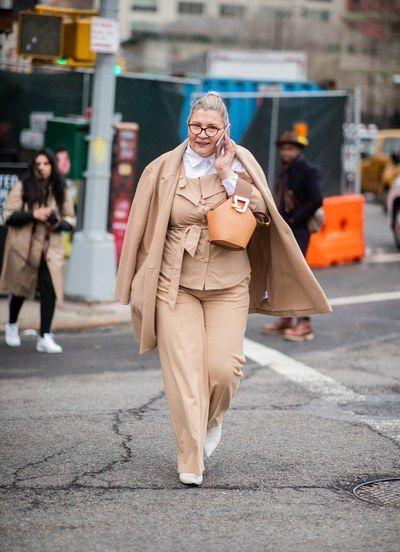 Plus size camel coat με camel πουκάμισο και camel παντελόνι 