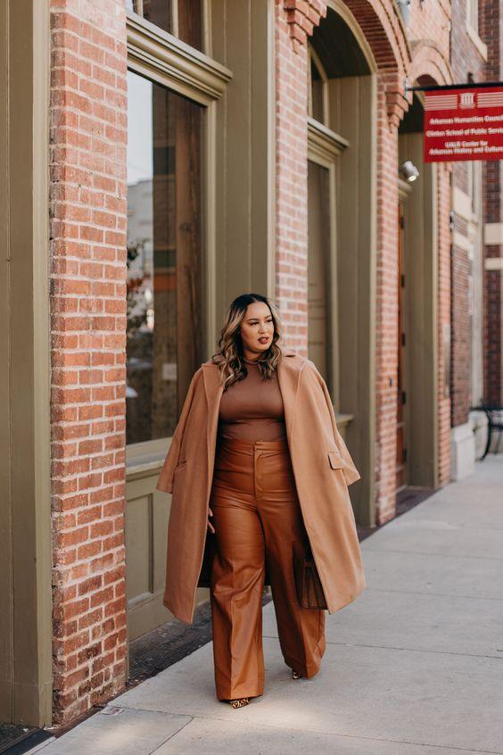 Plus size camel coat με καφέ τοπ και καφέ δερμάτινο παντελόνι 