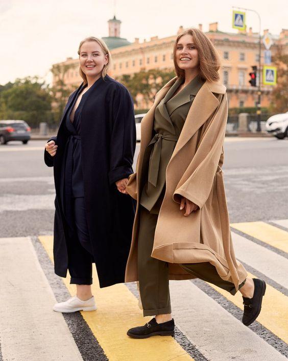 Plus size camel coat με χακί σακάκι και χακί παντελόνι 