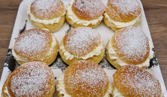 Υπέροχο γλυκό Semlor με αμυγδαλόπαστα, σαντιγί & τραγανό φύλλο