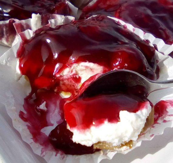 Ατομικά cheesecake με βύσσινο από την Τζένη Τσανακτσίδου