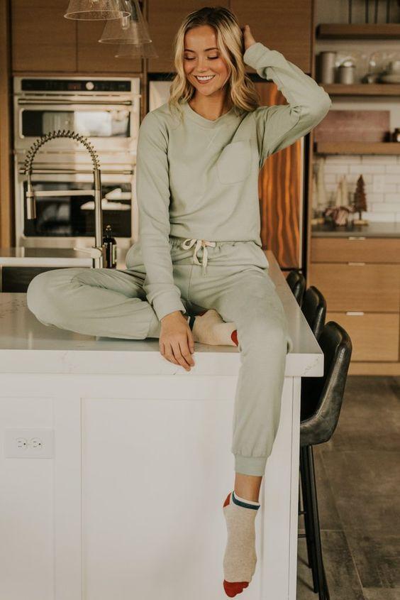 loungewear outfit_με_φιστικί_φούτερ_και_φιστικί_φόρμα_