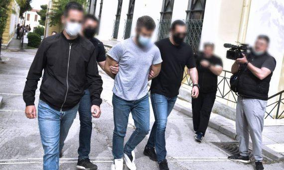 Έγκλημα στα Καλύβια: Φυλακίστηκε ο 32χρονος – Νομίζει ότι το θύμα του έχει κάνει μάγια