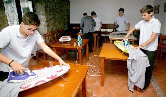 ισπανικό σχολείο_μαθαίνει_στα_αγόρια_να_κάνουν_δουλειές_του_σπιτιού_