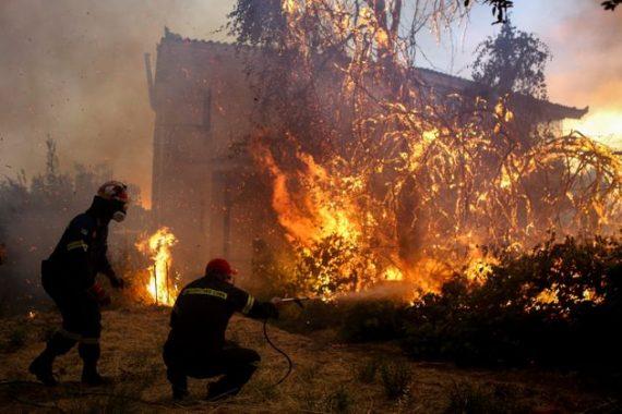 Εκκληση για βοήθειαστο λιμάνι του Μαντουδίου: Εχει 5000 κόσμο και εκκενώνεται η περιοχή-Δεν ξέρουμε πού να τους πάμε