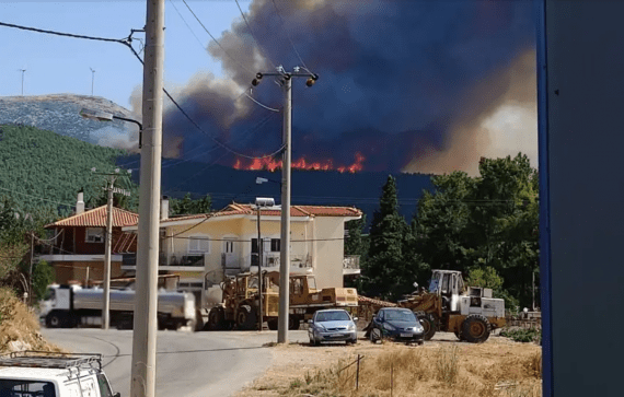 Εκκενώνονται Βίλια και Προφήτης Ηλίας  – Τεράστιο το μέτωπο