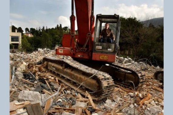 Κατέστρεψε πέντε φορτηγά με εκσκαφέα επειδή δεν τον πλήρωσαν  ( VIDEO )