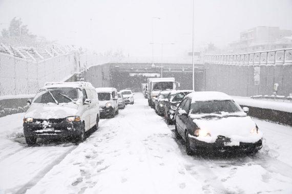 Κακοκαιρία Ελπίδα: Γονιός περπάτητε 2,5 χλμ. στην Αττική Οδό με το παιδί στην αγκαλιά του