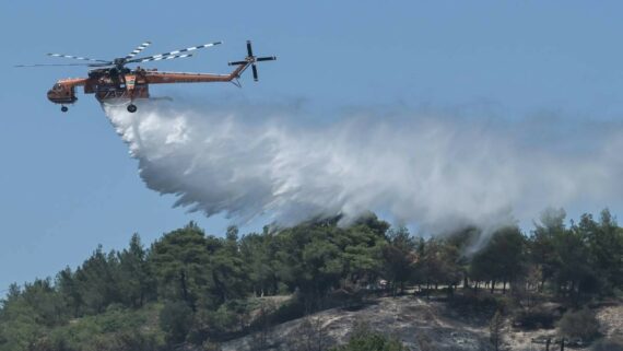 Φωτιά: Χωρίς ενεργό μέτωπο Πεντέλη, Σαλαμίνα, Μέγαρα –  Τα εναέρια μέσα σβήνουν τις  μικρές εστίες