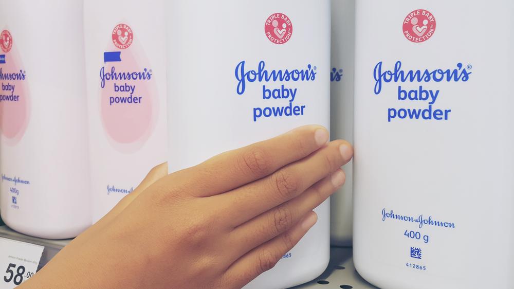 Johnson & Johnson: Διακόπτεται η πούδρα με ταλκ από το 2023 μετά τις μηνύσεις για αμίαντο