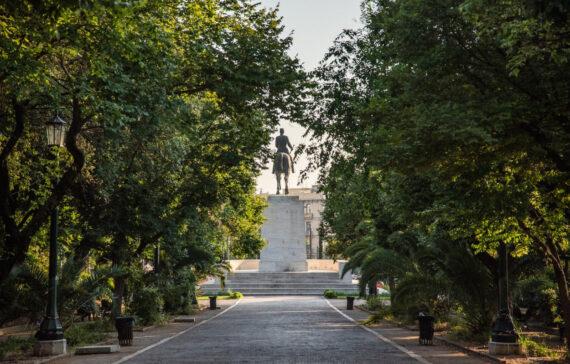 Πεδίον του Άρεως: Άγριος ομαδικός βι@σμός – Την απείλησαν με μαχαίρι