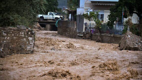 Βόλος : Εικόνες αποκάλυψης στην πόλη  –  Βούλιαξε στη λάσπη, προβλήματα με το νερό