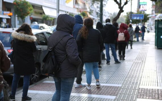 Κορονοϊός: Έξαρση των κρουσμάτων μετά  τα ρεβεγιόν – Ουρές στα φαρμακεία