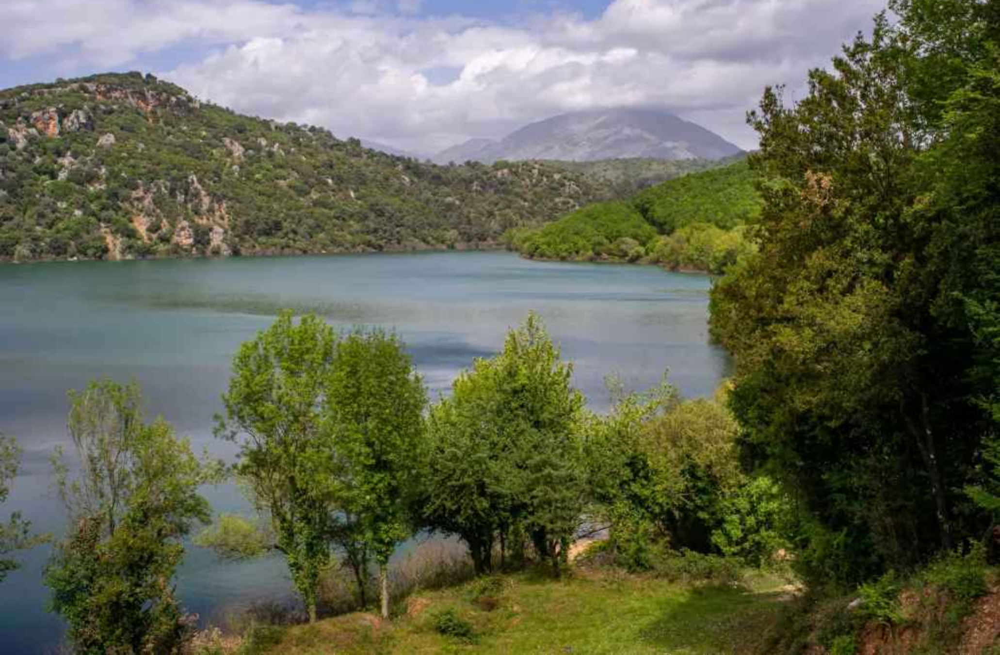 Λίμνη Ζηρού: Ένας παραμυθένιος προορισμός και ο μύθος με τις δυο αδερφές που τον συνοδεύει