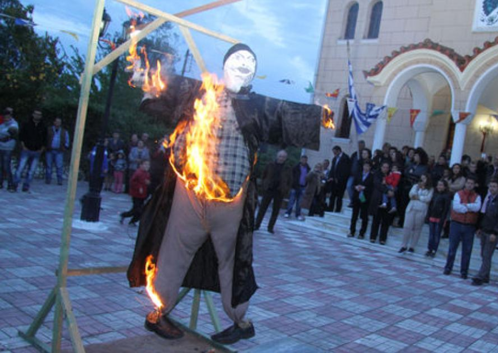 Το κάψιμο του Ιούδα: Τι συμβολίζει και από που προέρχεται το Πασχαλινό έθιμο